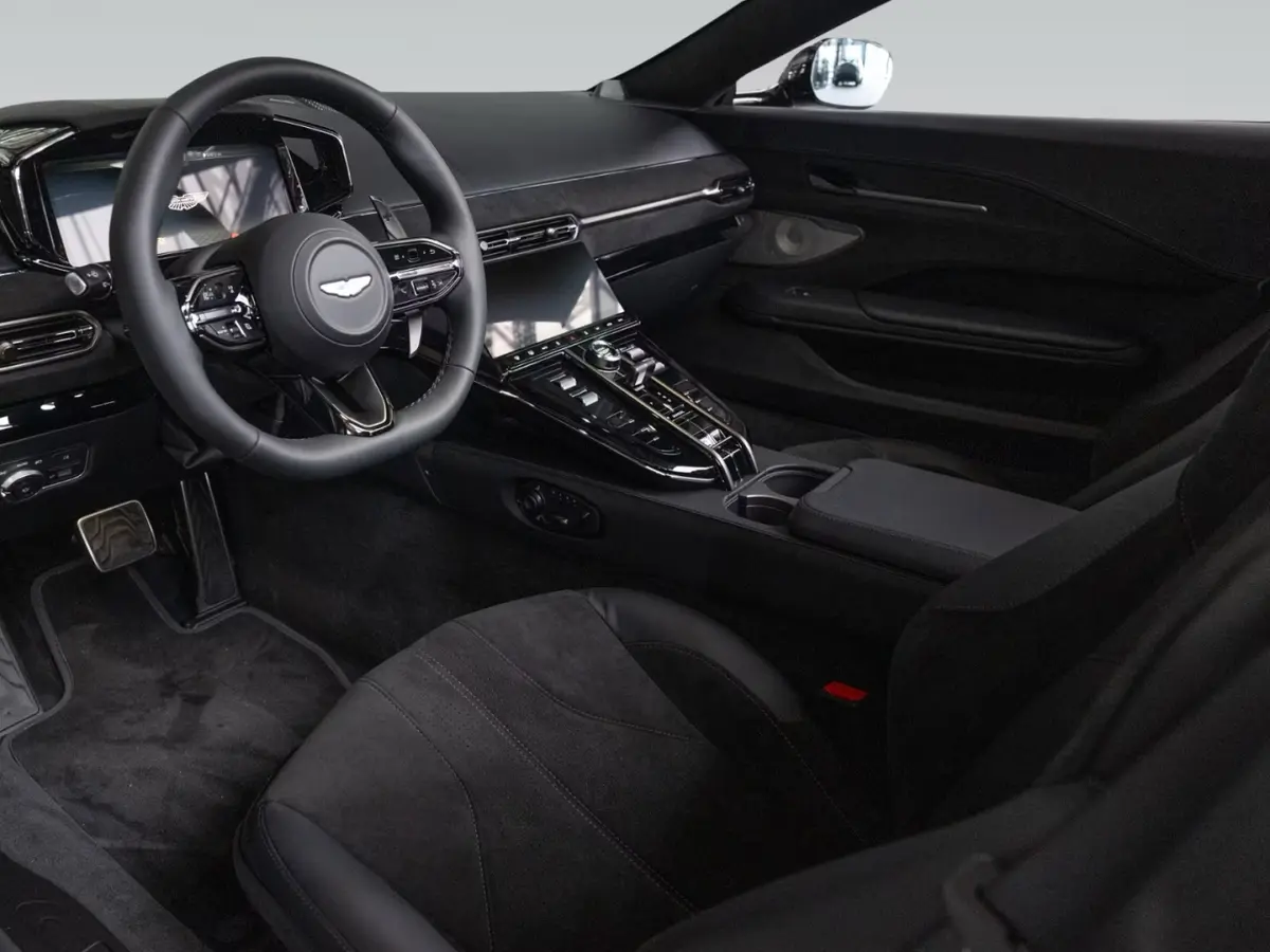 Aston Martin Vantage V8 Spider 2026, vista frontal — Marbella Super Car Rental, Marbella. Aston Martin Vantage V8 Spider in Marbella El alquiler del Aston Martin Vantage V8 Spider…
