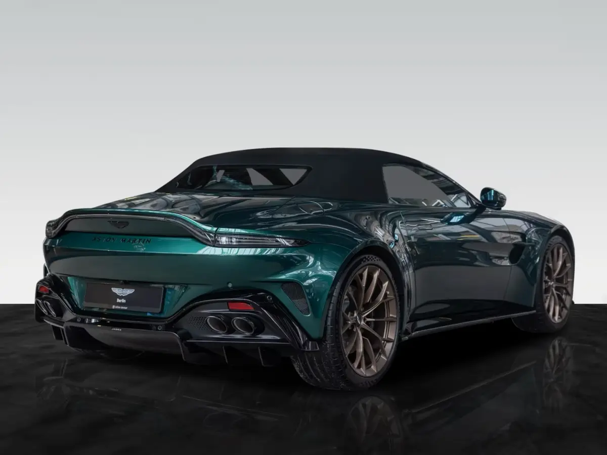 Aston Martin Vantage V8 Spider 2026, vista trasera — Marbella Super Car Rental, Marbella. Aston Martin Vantage V8 Spider in Marbella El alquiler del Aston Martin Vantage V8 Spider…