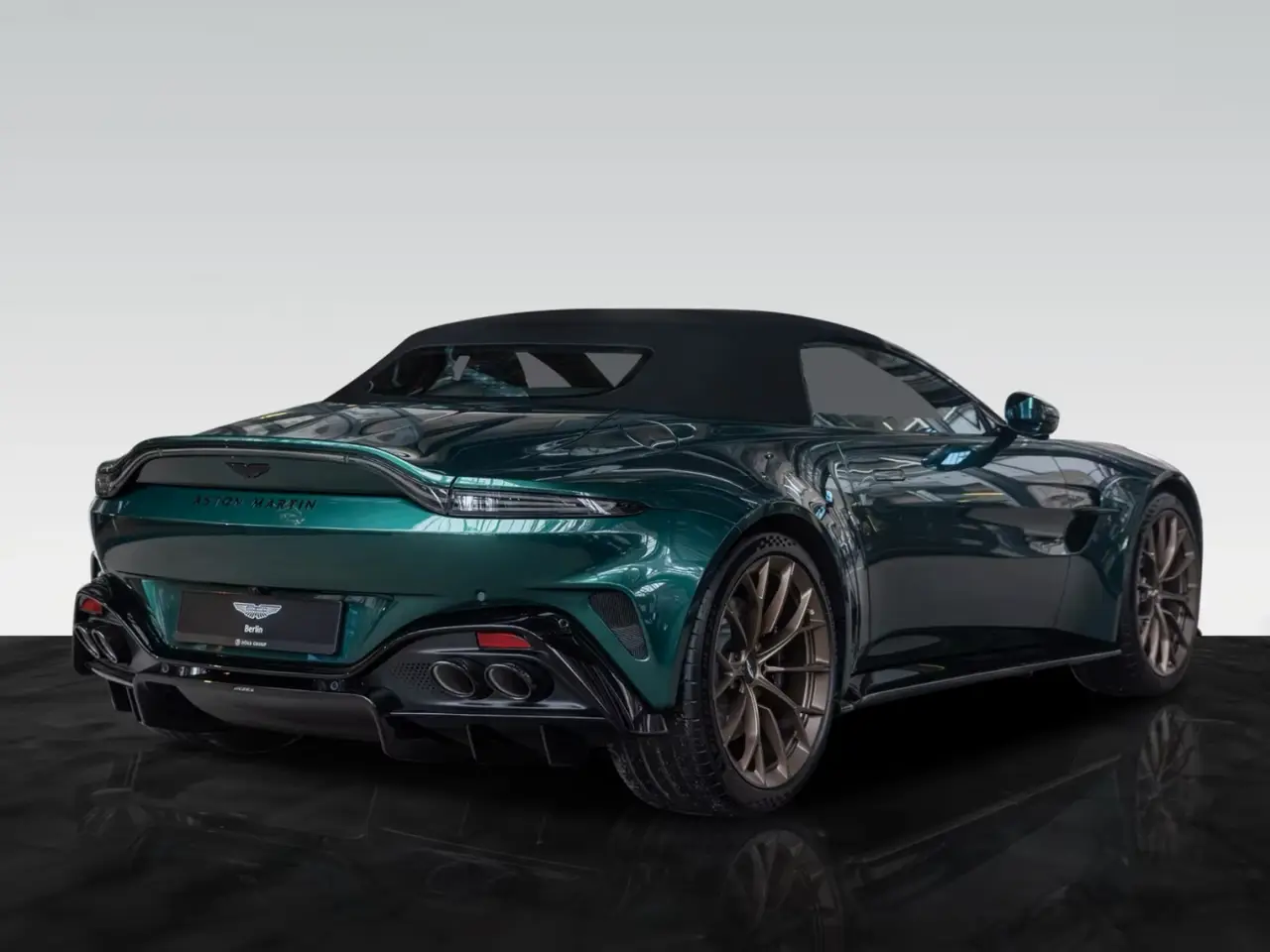 Aston Martin Vantage V8 Spider 2026, vista trasera — Marbella Super Car Rental, Marbella. Aston Martin Vantage V8 Spider in Marbella El alquiler del Aston Martin Vantage V8 Spider…