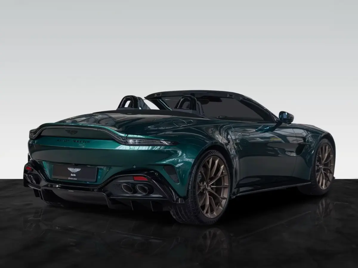 Aston Martin Vantage V8 Spider 2026, salpicadero — Marbella Super Car Rental, Marbella. Aston Martin Vantage V8 Spider in Marbella El alquiler del Aston Martin Vantage V8 Spider…