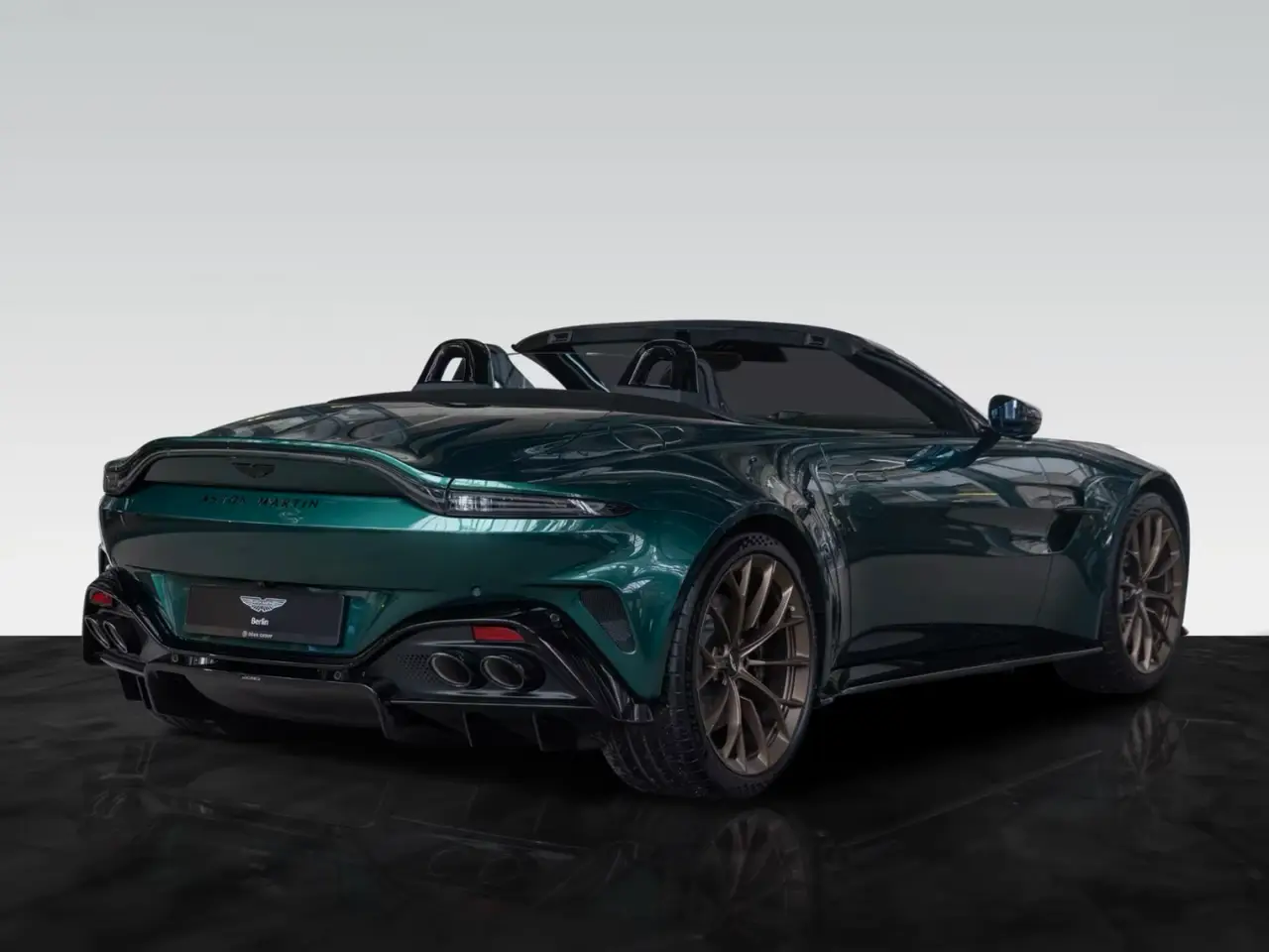 Aston Martin Vantage V8 Spider 2026, salpicadero — Marbella Super Car Rental, Marbella. Aston Martin Vantage V8 Spider in Marbella El alquiler del Aston Martin Vantage V8 Spider…