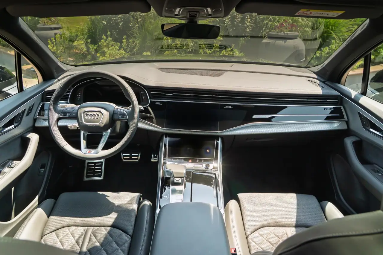 Audi Q7 50 TDI S-Line Edition 2025, exterior — Marbella Super Car Rental, Marbella. El Audi Q7 50 TDI S-Line Edition de 2025 combina la amplitud de un gran todoterreno con…