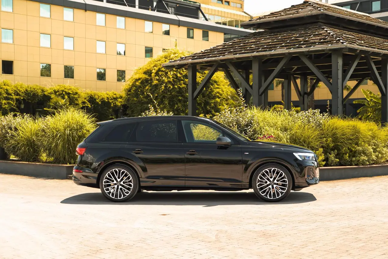 Audi Q7 50 TDI S-Line Edition 2025, vista frontal — Marbella Super Car Rental, Marbella. El Audi Q7 50 TDI S-Line Edition de 2025 combina la amplitud de un gran todoterreno con…