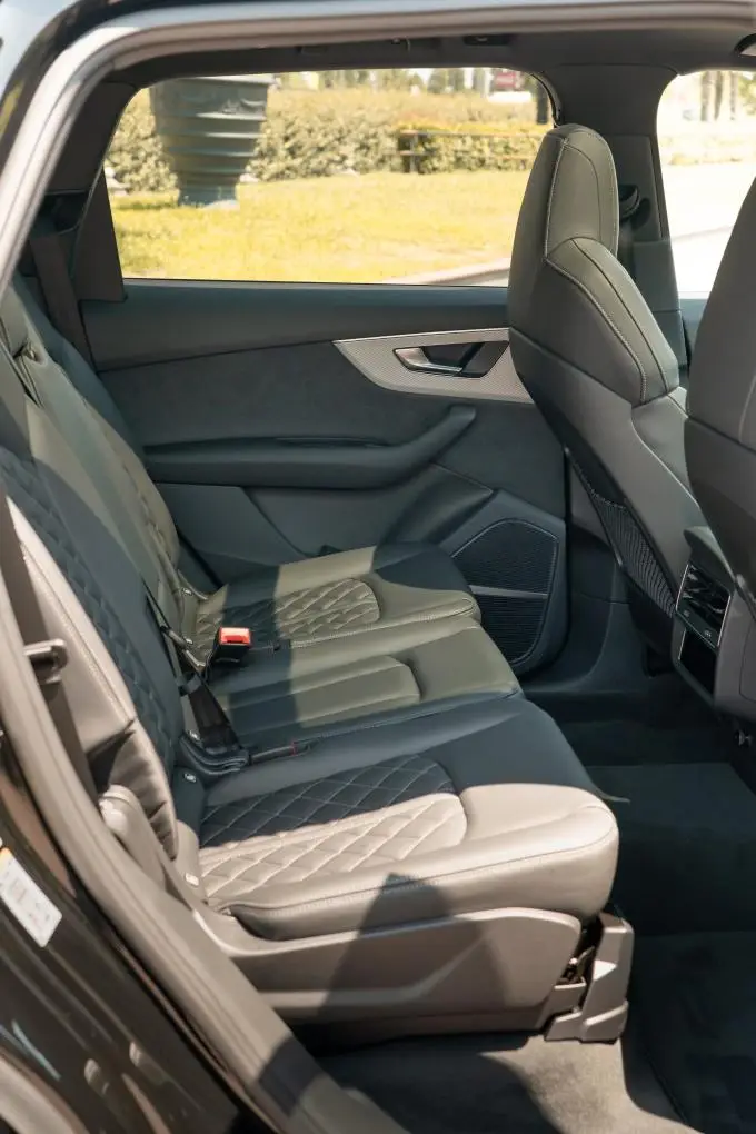 Audi Q7 50 TDI S-Line Edition 2025, vista trasera — Marbella Super Car Rental, Marbella. El Audi Q7 50 TDI S-Line Edition de 2025 combina la amplitud de un gran todoterreno con…