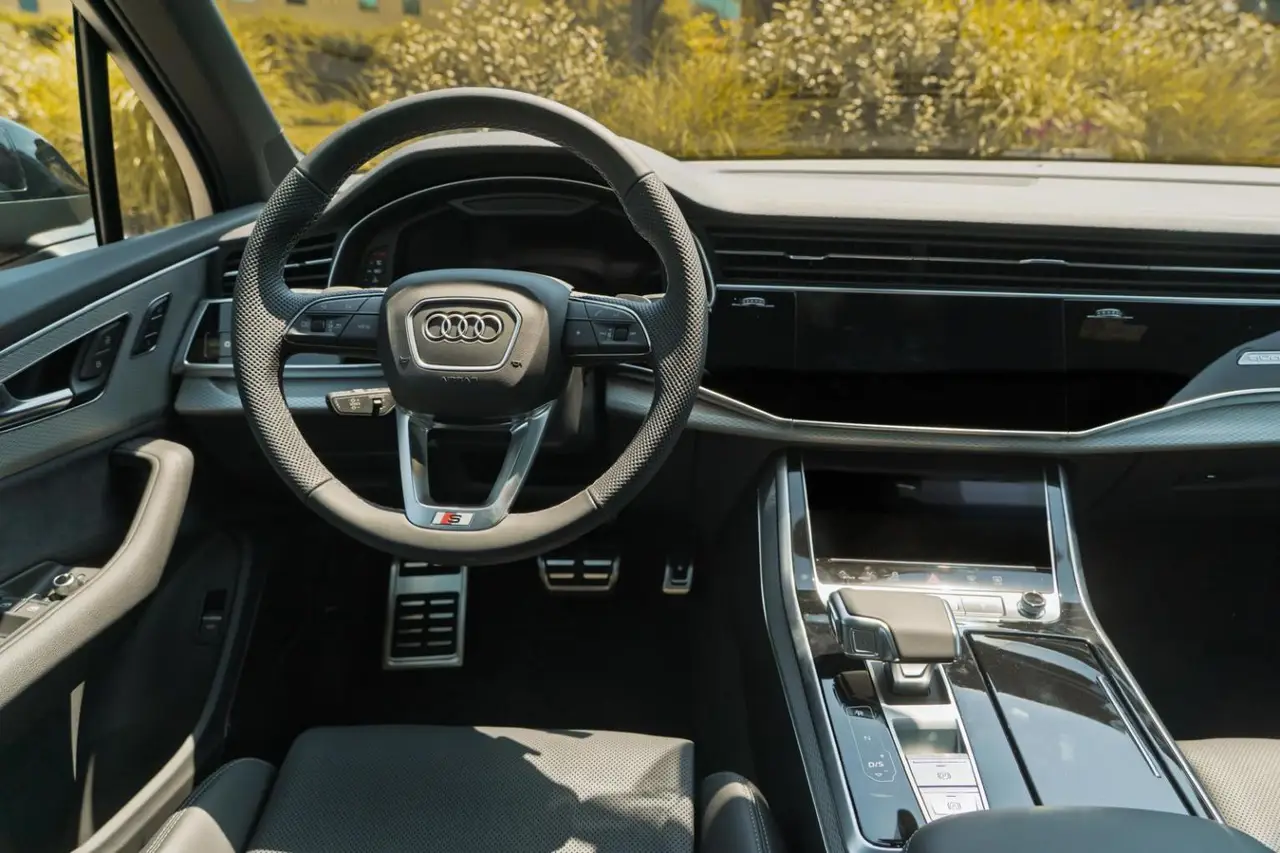 Audi Q7 50 TDI S-Line Edition 2025, interior — Marbella Super Car Rental, Marbella. El Audi Q7 50 TDI S-Line Edition de 2025 combina la amplitud de un gran todoterreno con…