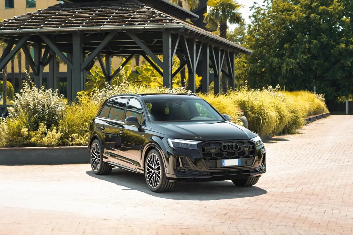 Audi Q7 50 TDI S-Line Edition 2025 — Marbella Super Car Rental, Marbella. El Audi Q7 50 TDI S-Line Edition de 2025 combina la amplitud de un gran todoterreno con…