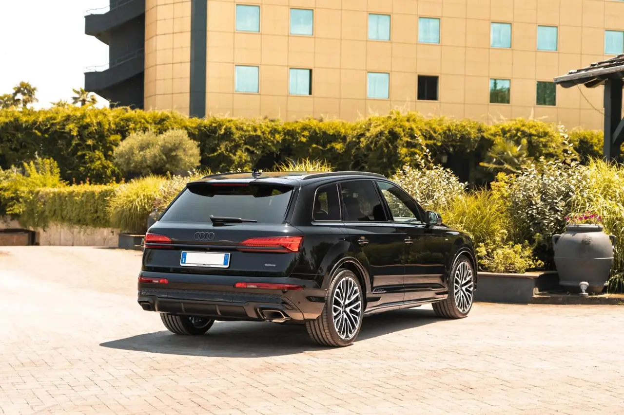 Audi Q7 50 TDI S-Line Edition 2025, salpicadero — Marbella Super Car Rental, Marbella. El Audi Q7 50 TDI S-Line Edition de 2025 combina la amplitud de un gran todoterreno con…