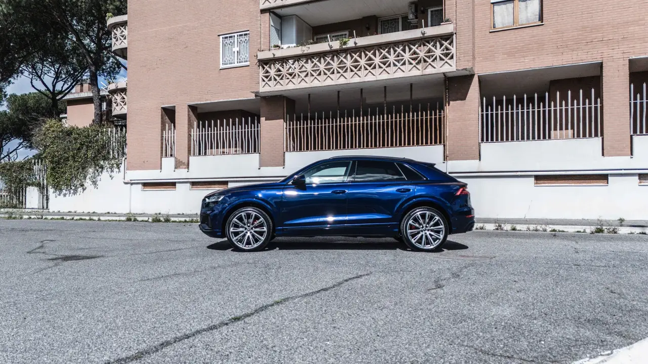 Audi Q8 55 TFSI 2022, vista frontal — Marbella Super Car Rental, Marbella. Audi Q8 55 TFSI in Marbella El alquiler del Audi Q8 55 TFSI en Marbella proporciona una…