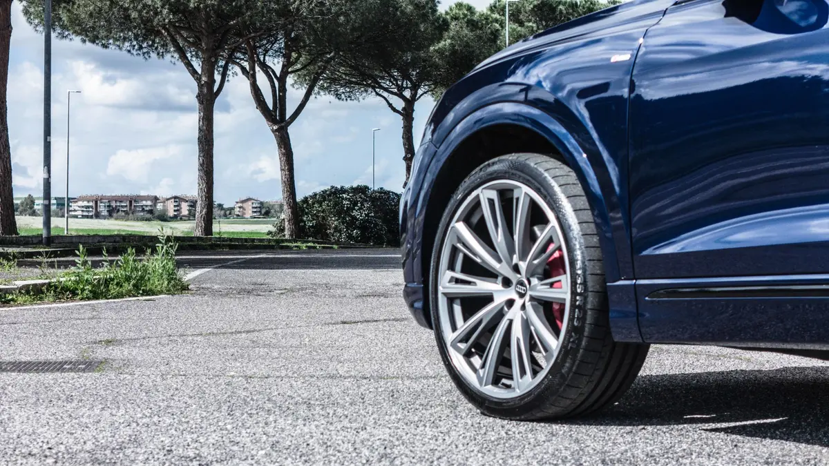 Audi Q8 55 TFSI 2022, vista trasera — Marbella Super Car Rental, Marbella. Audi Q8 55 TFSI in Marbella El alquiler del Audi Q8 55 TFSI en Marbella proporciona una…