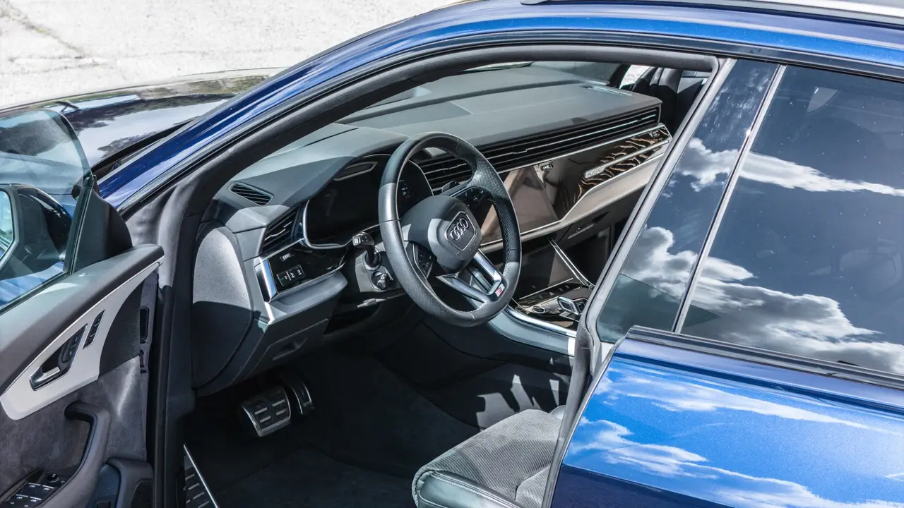 Audi Q8 55 TFSI 2022, interior — Marbella Super Car Rental, Marbella. Audi Q8 55 TFSI in Marbella El alquiler del Audi Q8 55 TFSI en Marbella proporciona una…