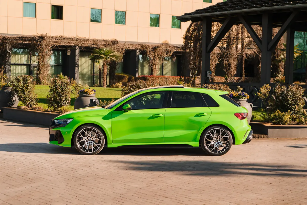 Audi RS3 Restyling 2025, vista frontal — Marbella Super Car Rental, Marbella. Audi RS3 Restyling in Marbella El alquiler del Audi RS3 Restyling en Marbella ofrece un…
