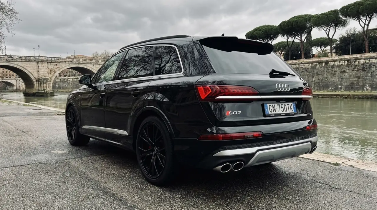 Audi SQ7 7seater 2023, extérieur — Marbella Super Car Rental, Marbella. Audi SQ7 7seater in Marbella La location de l'Audi SQ7 7seater à Marbella offre une…