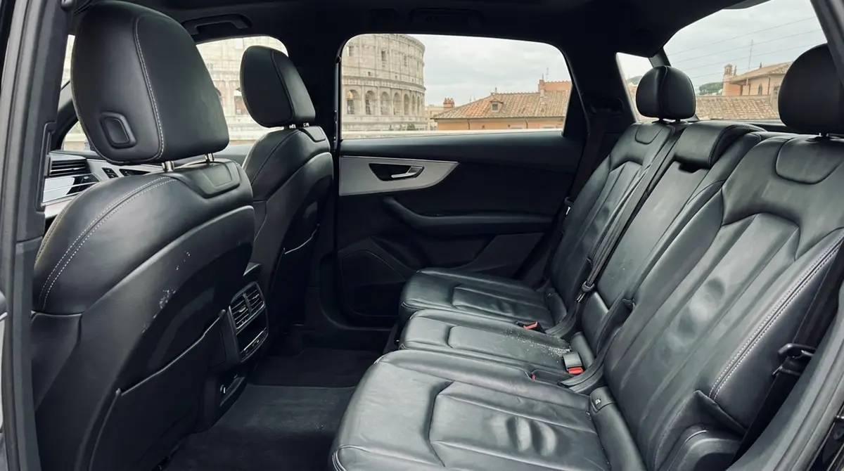 Audi SQ7 7seater 2023, intérieur — Marbella Super Car Rental, Marbella. Audi SQ7 7seater in Marbella La location de l'Audi SQ7 7seater à Marbella offre une…