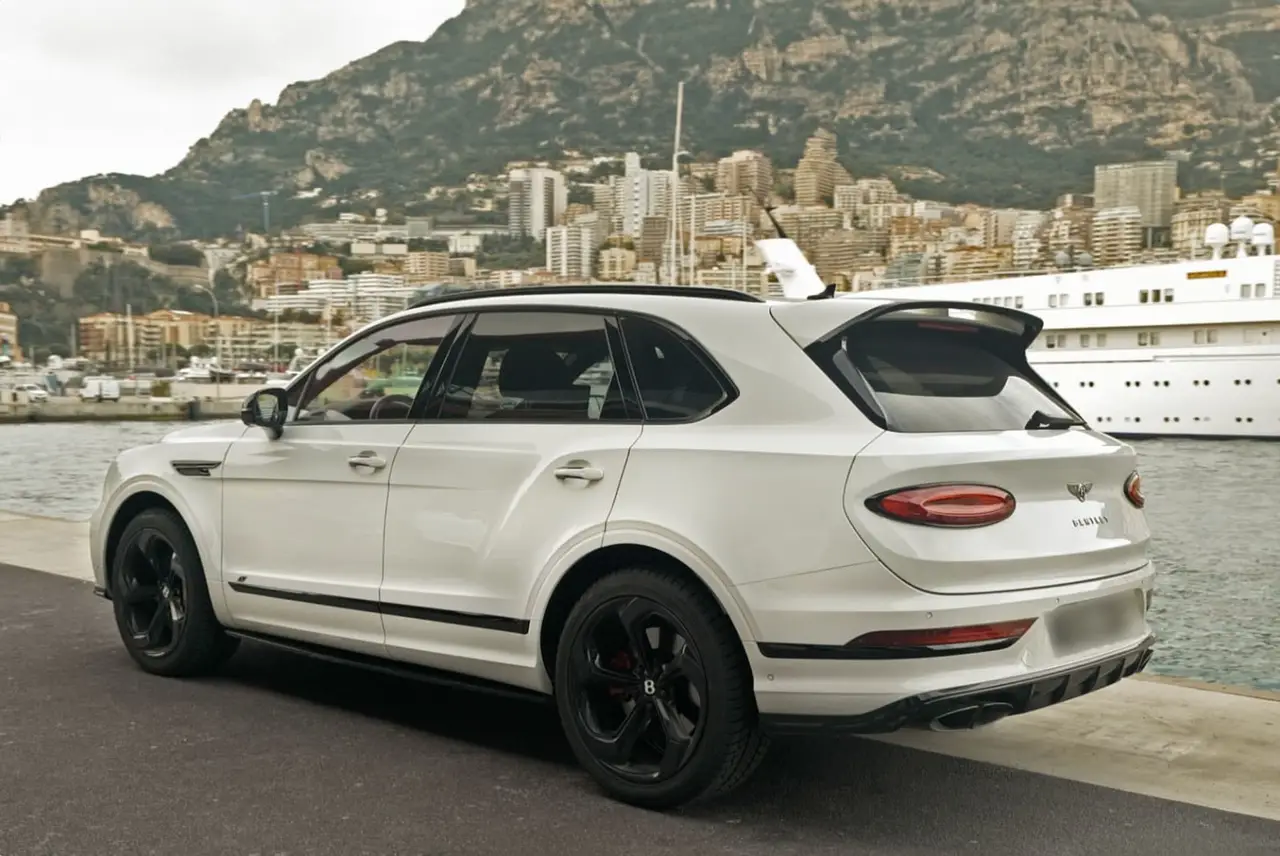 Bentley Bentayga V8-S 2024, extérieur — Marbella Super Car Rental, Marbella. Bentley Bentayga V8-S in Marbella La location du Bentley Bentayga V8-S à Marbella permet…