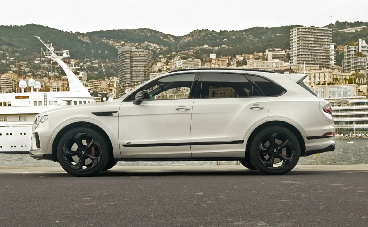 Bentley Bentayga V8-S 2024, vue avant — Marbella Super Car Rental, Marbella. Bentley Bentayga V8-S in Marbella La location du Bentley Bentayga V8-S à Marbella permet…