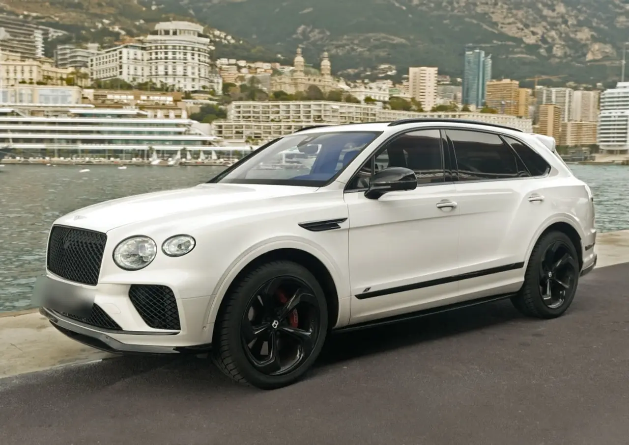 Bentley Bentayga V8-S 2024 — Marbella Super Car Rental, Marbella. Bentley Bentayga V8-S in Marbella La location du Bentley Bentayga V8-S à Marbella permet…