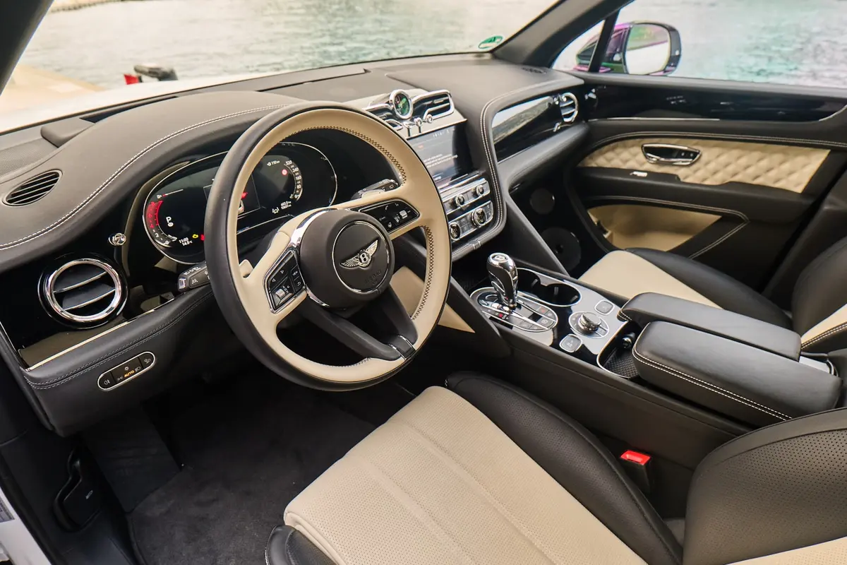 Bentley Bentayga V8-S 2024, vue arrière — Marbella Super Car Rental, Marbella. Bentley Bentayga V8-S in Marbella La location du Bentley Bentayga V8-S à Marbella permet…