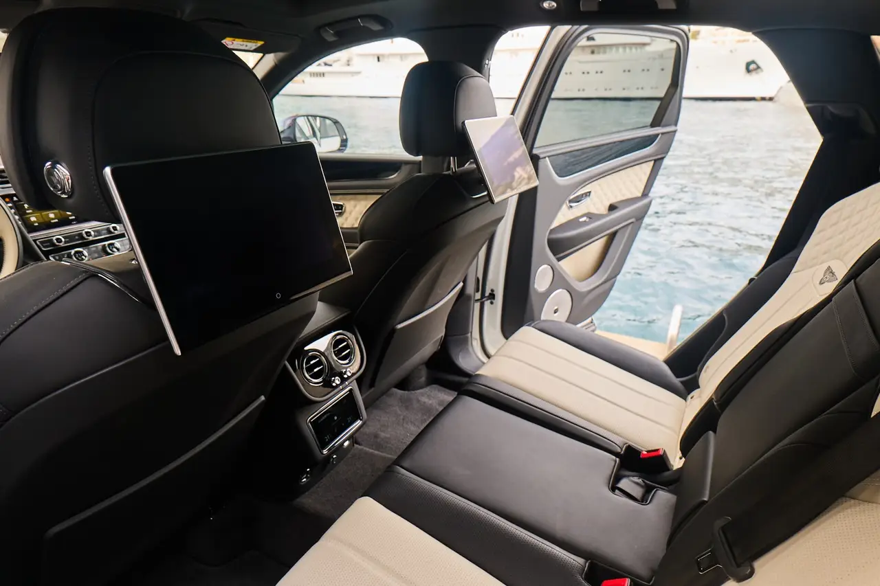Bentley Bentayga V8-S 2024, intérieur — Marbella Super Car Rental, Marbella. Bentley Bentayga V8-S in Marbella La location du Bentley Bentayga V8-S à Marbella permet…