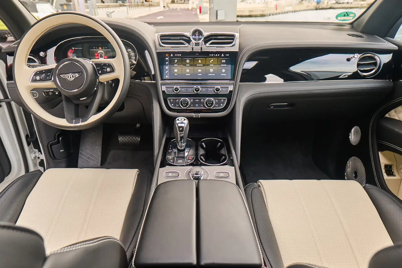 Bentley Bentayga V8-S 2024, tableau de bord — Marbella Super Car Rental, Marbella. Bentley Bentayga V8-S in Marbella La location du Bentley Bentayga V8-S à Marbella permet…