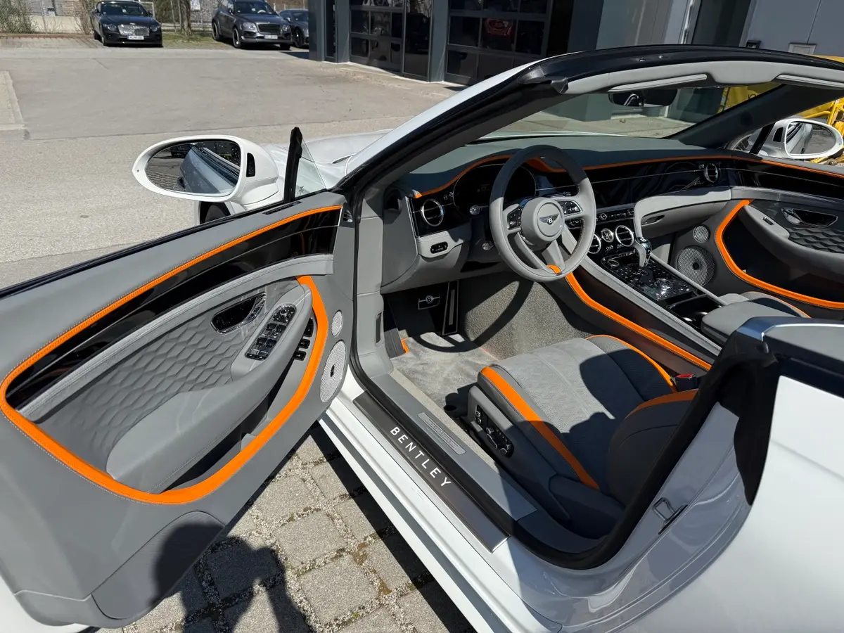 Bentley Continental GTC Speed 2025, vue avant — Marbella Super Car Rental, Marbella. Bentley Continental GTC Speed in Marbella La location de la Bentley Continental GTC Speed…