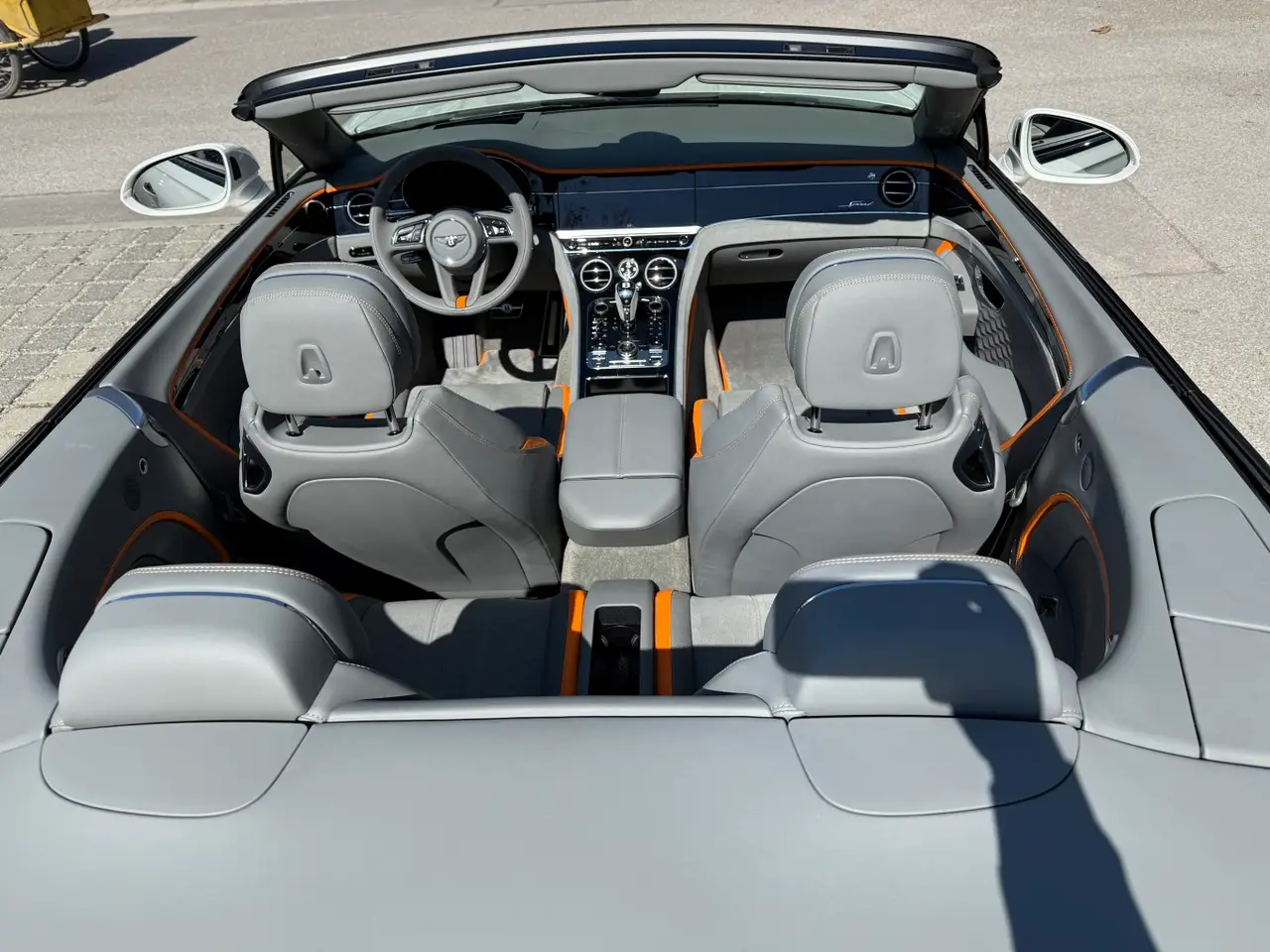 Bentley Continental GTC Speed 2025, intérieur — Marbella Super Car Rental, Marbella. Bentley Continental GTC Speed in Marbella La location de la Bentley Continental GTC Speed…
