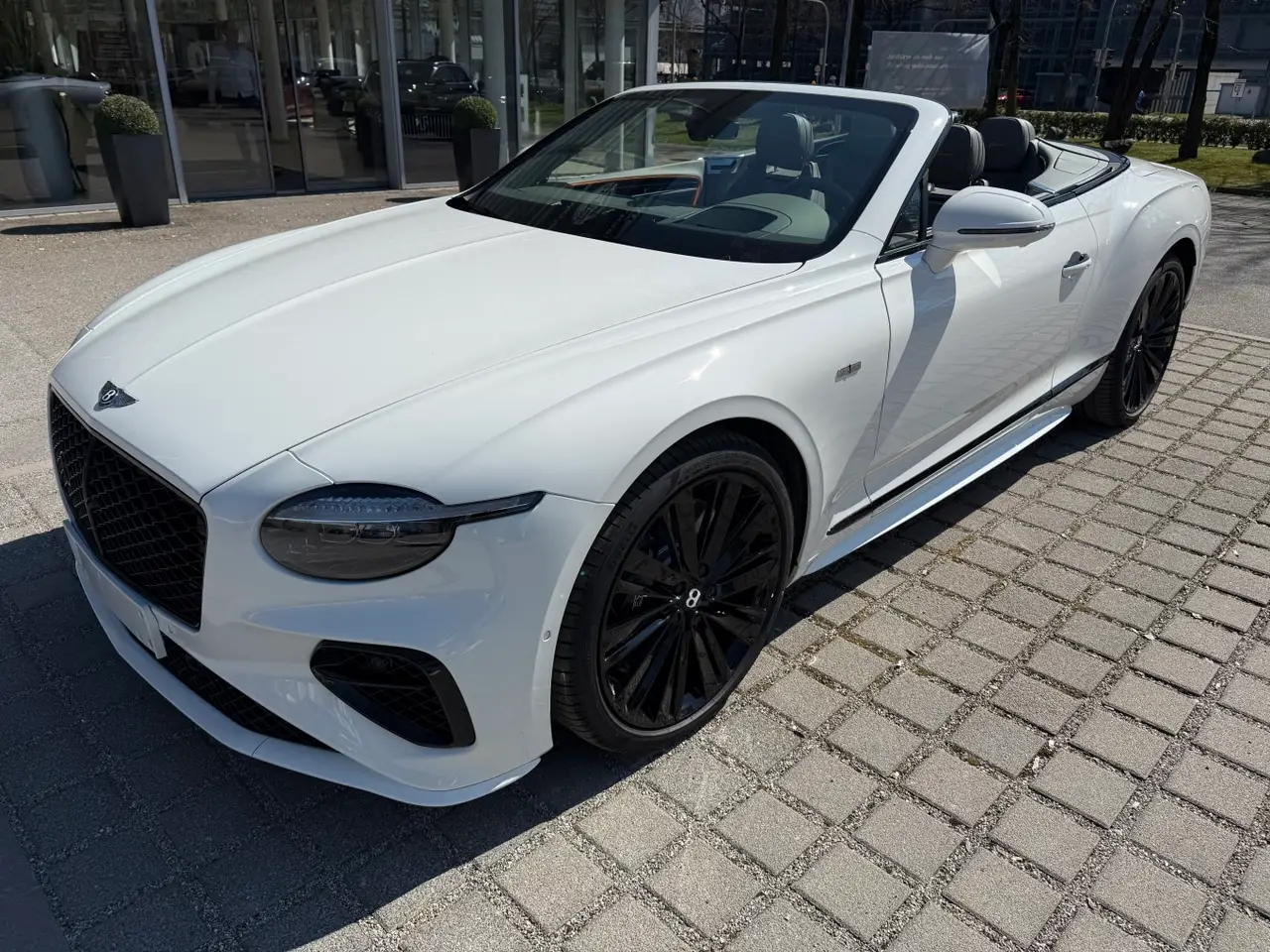 Bentley Continental GTC Speed 2025, tableau de bord — Marbella Super Car Rental, Marbella. Bentley Continental GTC Speed in Marbella La location de la Bentley Continental GTC Speed…