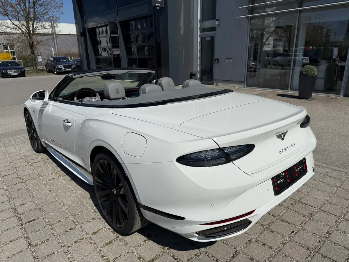 Bentley Continental GTC Speed 2025, profil latéral — Marbella Super Car Rental, Marbella. Bentley Continental GTC Speed in Marbella La location de la Bentley Continental GTC Speed…