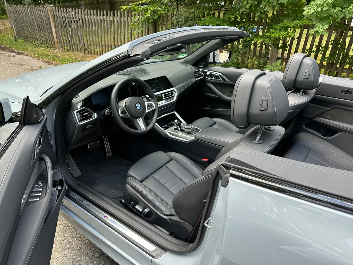 BMW 430i Cabrio 2023, intérieur — Marbella Super Car Rental, Marbella. BMW 430i Cabrio in Marbella La location d'une BMW 430i Cabrio à Marbella permet…