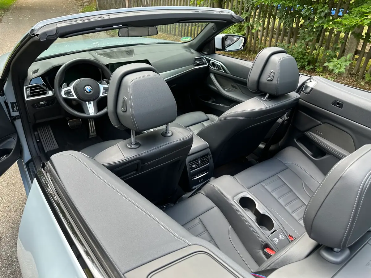 BMW 430i Cabrio 2023, tableau de bord — Marbella Super Car Rental, Marbella. BMW 430i Cabrio in Marbella La location d'une BMW 430i Cabrio à Marbella permet…