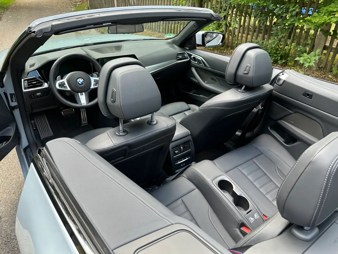 BMW 430i Cabrio 2023, tableau de bord — Marbella Super Car Rental, Marbella. BMW 430i Cabrio in Marbella La location d'une BMW 430i Cabrio à Marbella permet…
