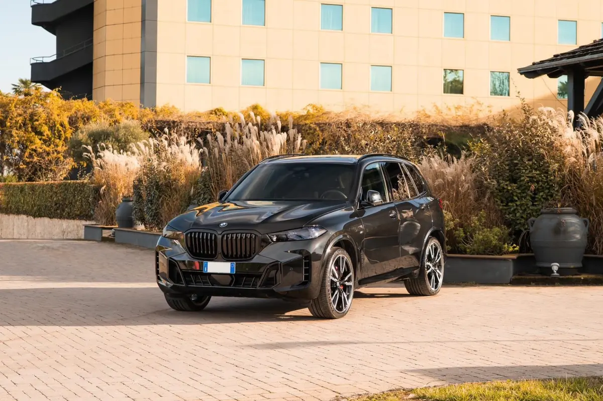 BMW X5 M-pack 30d 2025 — Marbella Super Car Rental, Marbella. El BMW X5 M-pack 30d de 2025 es un todoterreno que combina tracción diésel eficiente con…
