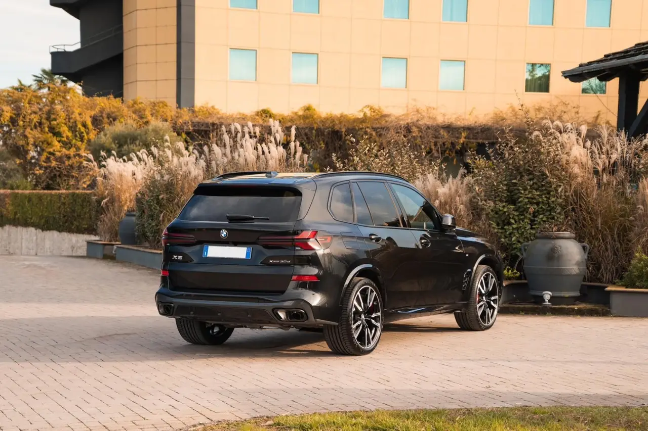 BMW X5 M-pack 30d 2025, vista frontal — Marbella Super Car Rental, Marbella. El BMW X5 M-pack 30d de 2025 es un todoterreno que combina tracción diésel eficiente con…