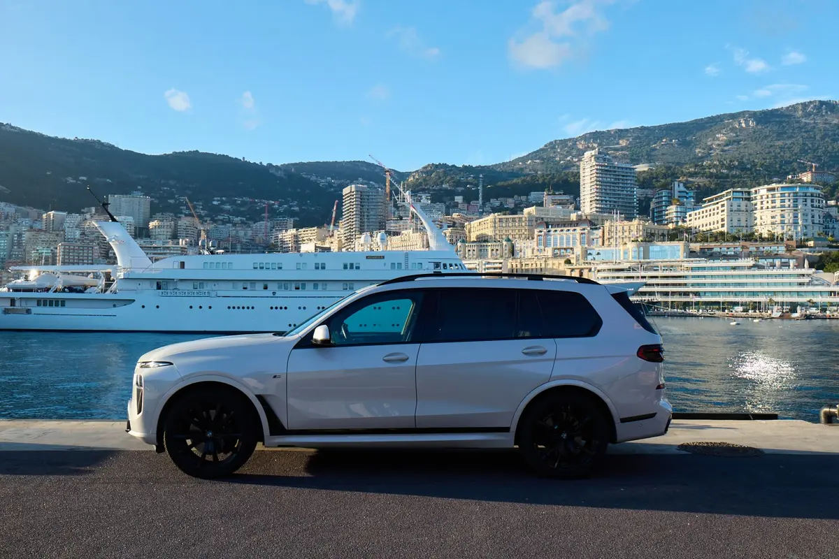BMW X7 40d M 2024, exterior — Marbella Super Car Rental, Marbella. BMW X7 40d M in Marbella El alquiler del BMW X7 40d M en Marbella ofrece una opción de…