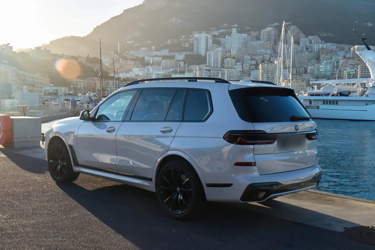 BMW X7 40d M 2024, vista frontal — Marbella Super Car Rental, Marbella. BMW X7 40d M in Marbella El alquiler del BMW X7 40d M en Marbella ofrece una opción de…