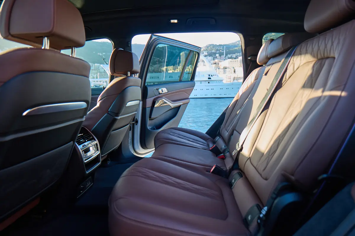 BMW X7 40d M 2024, vista trasera — Marbella Super Car Rental, Marbella. BMW X7 40d M in Marbella El alquiler del BMW X7 40d M en Marbella ofrece una opción de…