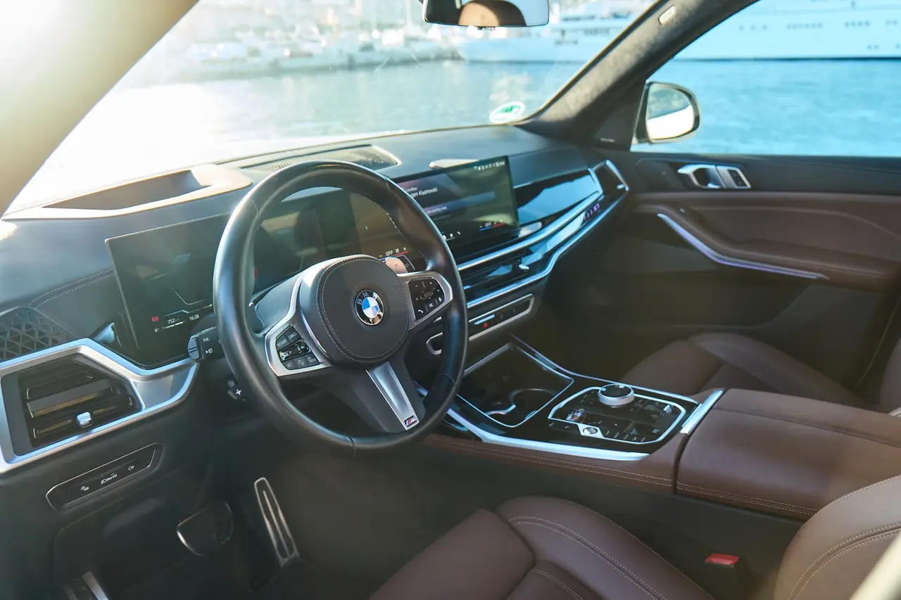 BMW X7 40d M 2024, interior — Marbella Super Car Rental, Marbella. BMW X7 40d M in Marbella El alquiler del BMW X7 40d M en Marbella ofrece una opción de…