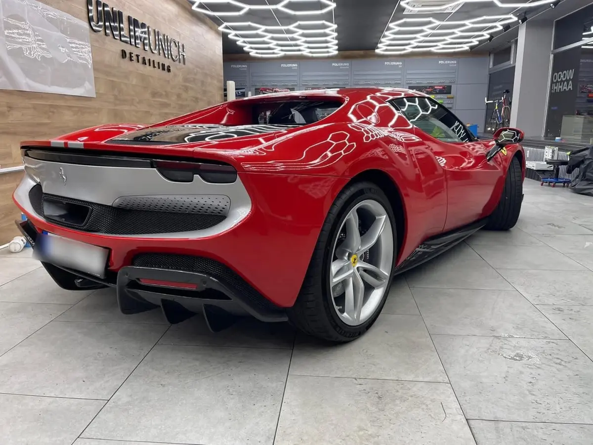 Ferrari 296 GTB 2023, extérieur — Marbella Super Car Rental, Marbella. Ferrari 296 GTB in Marbella La location d'une Ferrari 296 GTB à Marbella permet de…