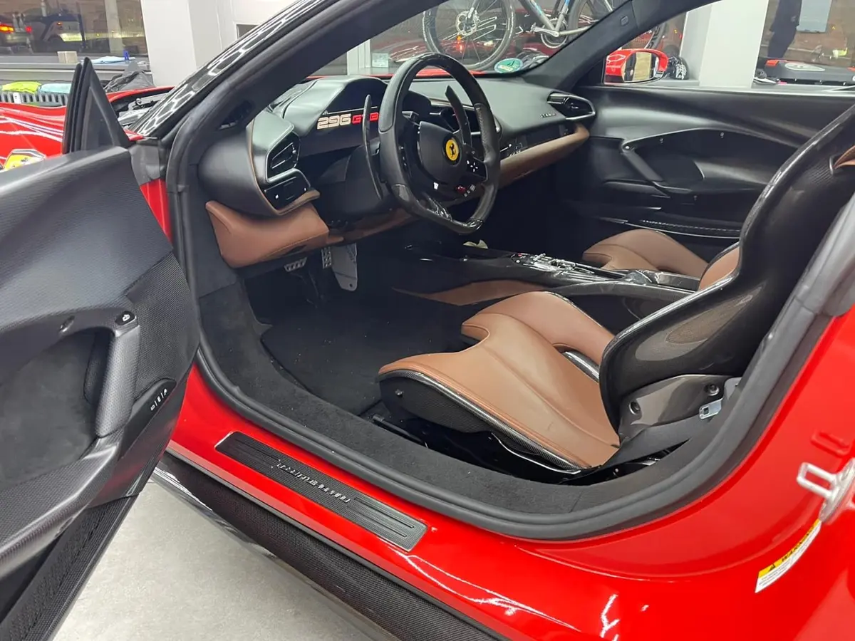 Ferrari 296 GTB 2023, vue avant — Marbella Super Car Rental, Marbella. Ferrari 296 GTB in Marbella La location d'une Ferrari 296 GTB à Marbella permet de…