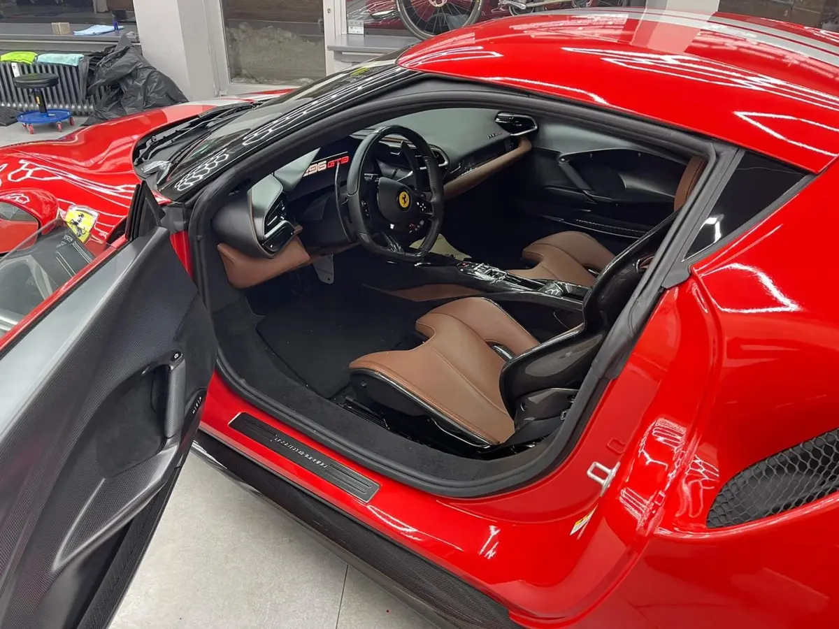 Ferrari 296 GTB 2023, vue arrière — Marbella Super Car Rental, Marbella. Ferrari 296 GTB in Marbella La location d'une Ferrari 296 GTB à Marbella permet de…