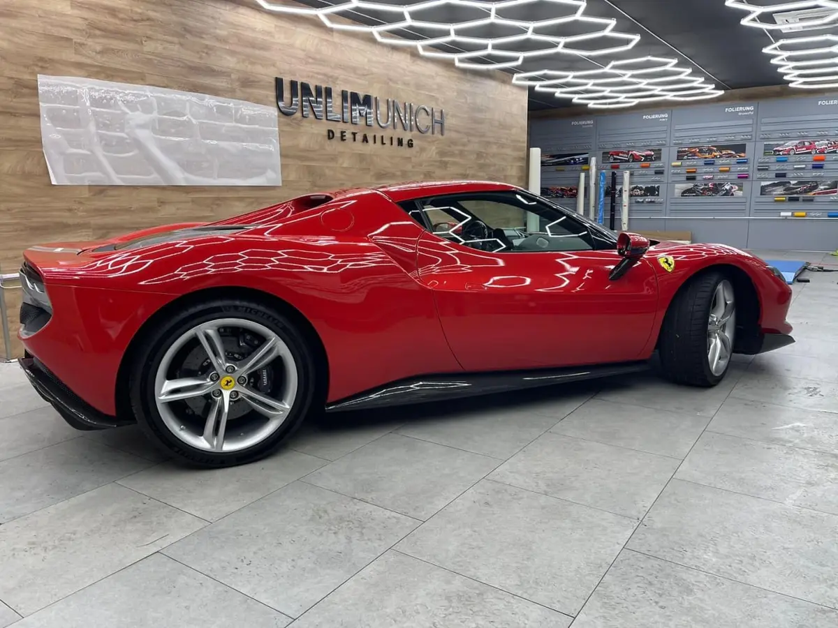 Ferrari 296 GTB 2023, intérieur — Marbella Super Car Rental, Marbella. Ferrari 296 GTB in Marbella La location d'une Ferrari 296 GTB à Marbella permet de…