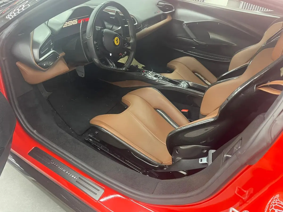 Ferrari 296 GTB 2023, tableau de bord — Marbella Super Car Rental, Marbella. Ferrari 296 GTB in Marbella La location d'une Ferrari 296 GTB à Marbella permet de…