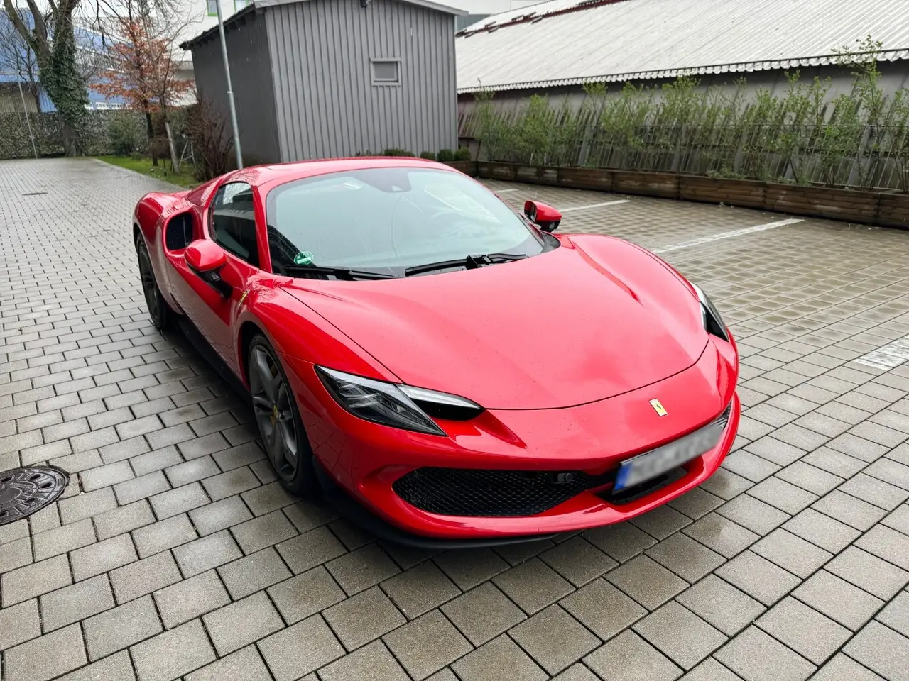 Ferrari 296 GTS Spider 2024, vista frontal — Marbella Super Car Rental, Marbella. Ferrari 296 GTS Spider in Marbella El alquiler del Ferrari 296 GTS Spider en Marbella…