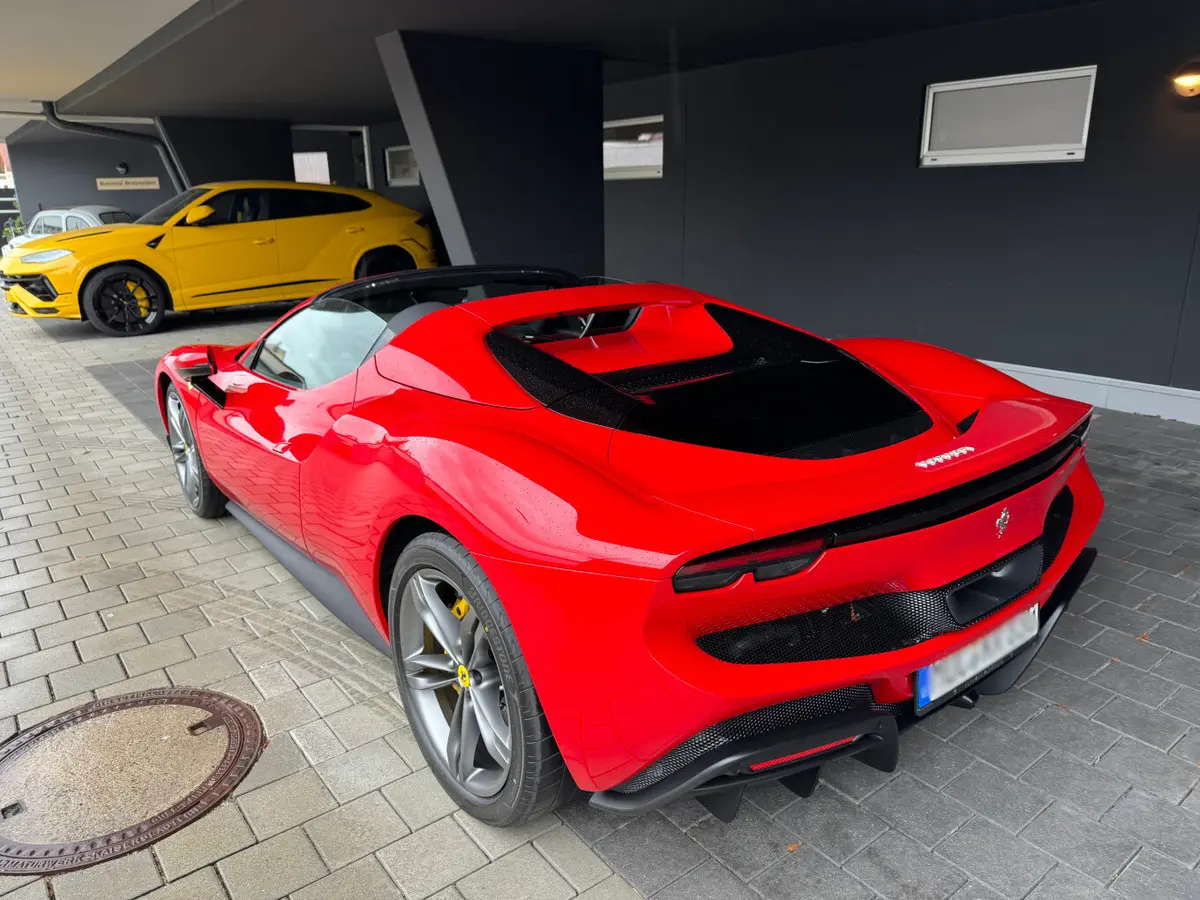 Ferrari 296 GTS Spider 2024, vista trasera — Marbella Super Car Rental, Marbella. Ferrari 296 GTS Spider in Marbella El alquiler del Ferrari 296 GTS Spider en Marbella…