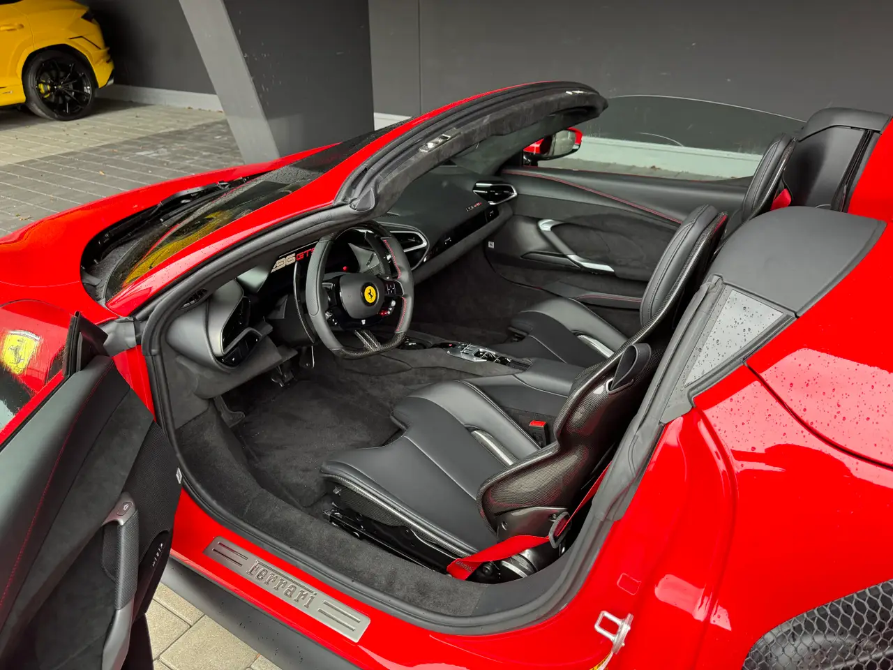 Ferrari 296 GTS Spider 2024, salpicadero — Marbella Super Car Rental, Marbella. Ferrari 296 GTS Spider in Marbella El alquiler del Ferrari 296 GTS Spider en Marbella…
