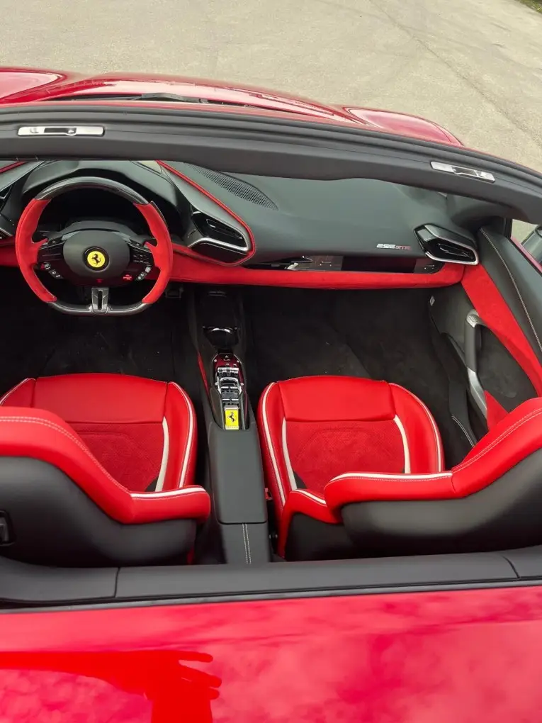 Ferrari 296 GTS Spider 2025, exterior — Marbella Super Car Rental, Marbella. El Ferrari 296 GTS Spider 2025 concentra la ingeniería híbrida más reciente de Maranello…