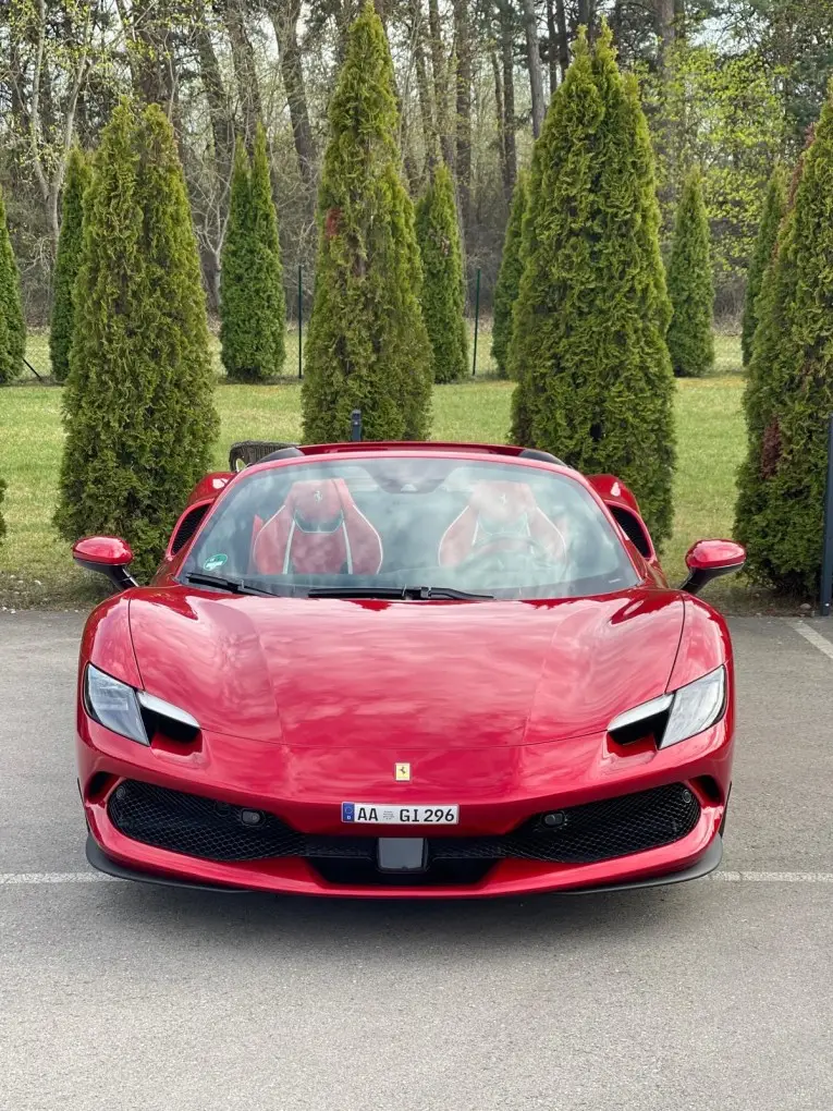 Ferrari 296 GTS Spider 2025, vista frontal — Marbella Super Car Rental, Marbella. El Ferrari 296 GTS Spider 2025 concentra la ingeniería híbrida más reciente de Maranello…