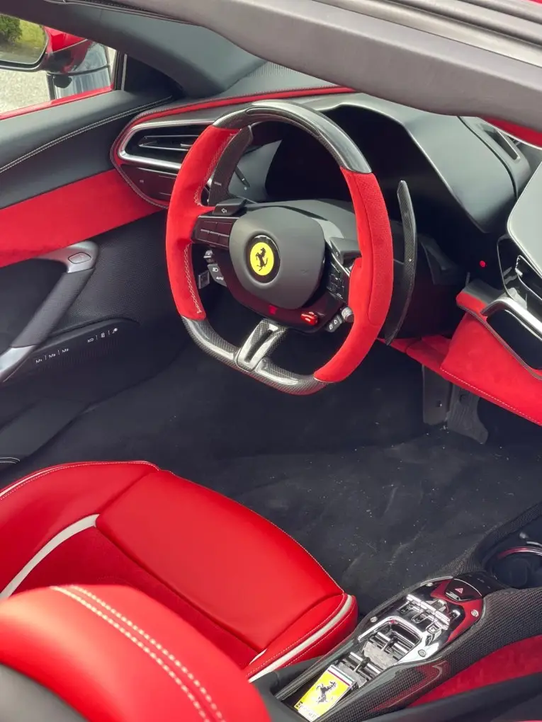 Ferrari 296 GTS Spider 2025, interior — Marbella Super Car Rental, Marbella. El Ferrari 296 GTS Spider 2025 concentra la ingeniería híbrida más reciente de Maranello…