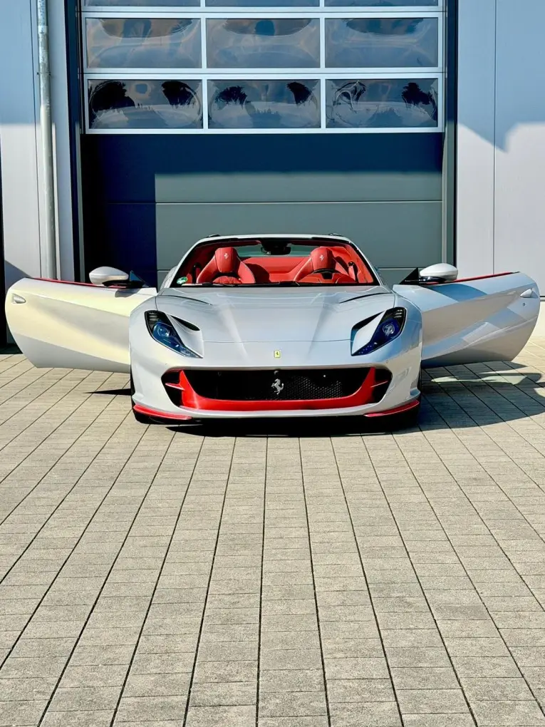 Ferrari 812 GTS 2024, extérieur — Marbella Super Car Rental, Marbella. Ferrari 812 GTS in Marbella La location de la Ferrari 812 GTS à Marbella offre des…