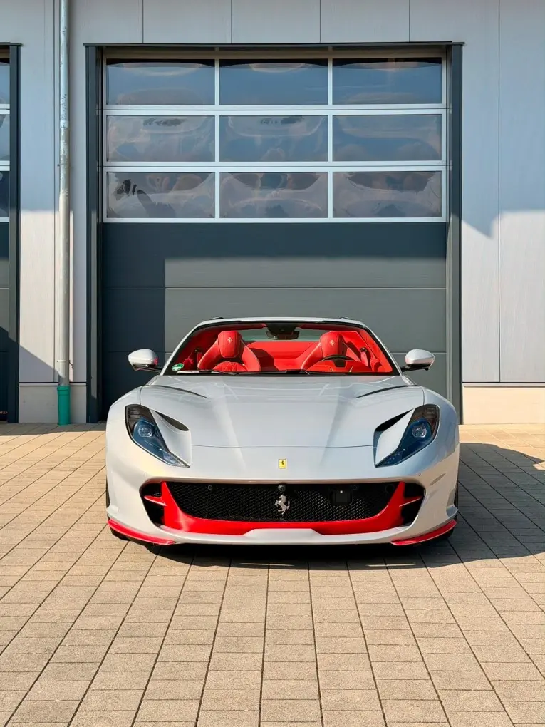 Ferrari 812 GTS 2024, vue avant — Marbella Super Car Rental, Marbella. Ferrari 812 GTS in Marbella La location de la Ferrari 812 GTS à Marbella offre des…