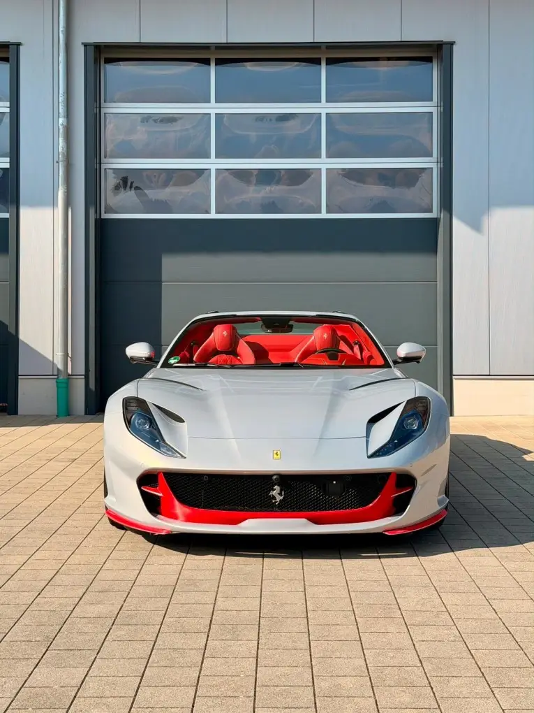Ferrari 812 GTS 2024, vue avant — Marbella Super Car Rental, Marbella. Ferrari 812 GTS in Marbella La location de la Ferrari 812 GTS à Marbella offre des…